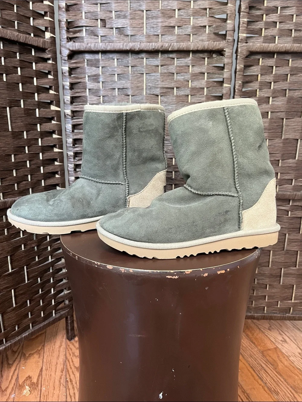 UGG Classic II big Kids Sz 4 Olive And Gray Sheepskin Lined Cozy